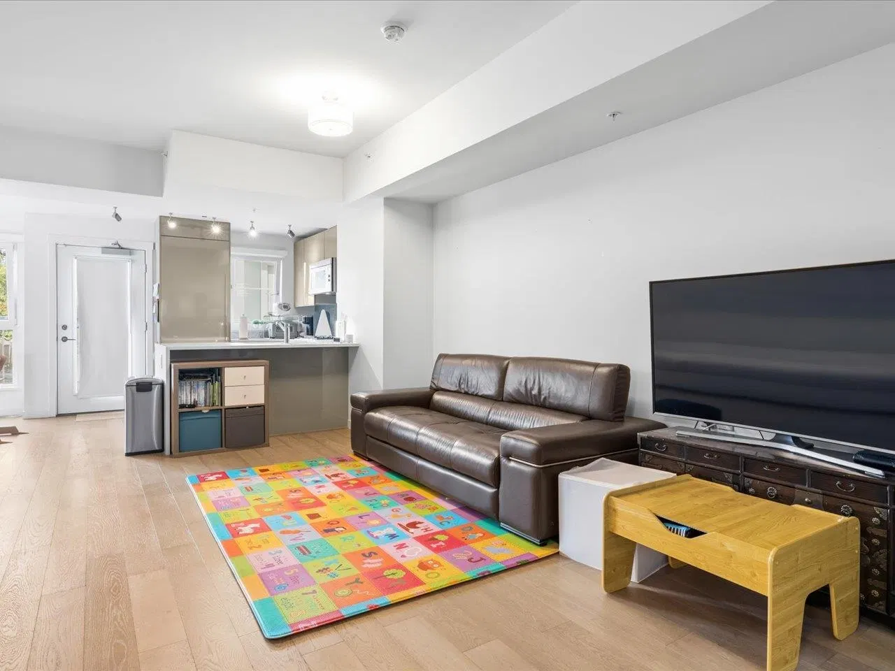 Photo 3 of 21 at 4183 Cambie Street