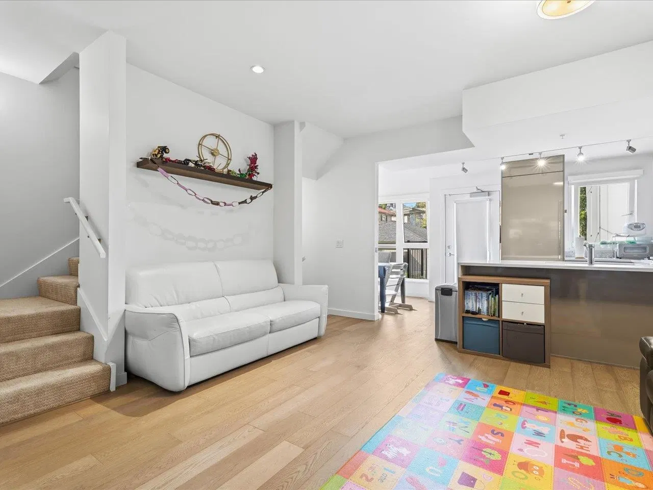 Photo 4 of 21 at 4183 Cambie Street