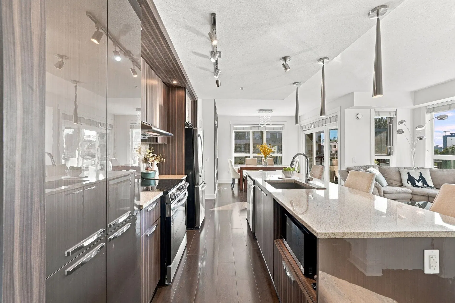 Photo 5 of 40 at #409 – 733 W 14th Street