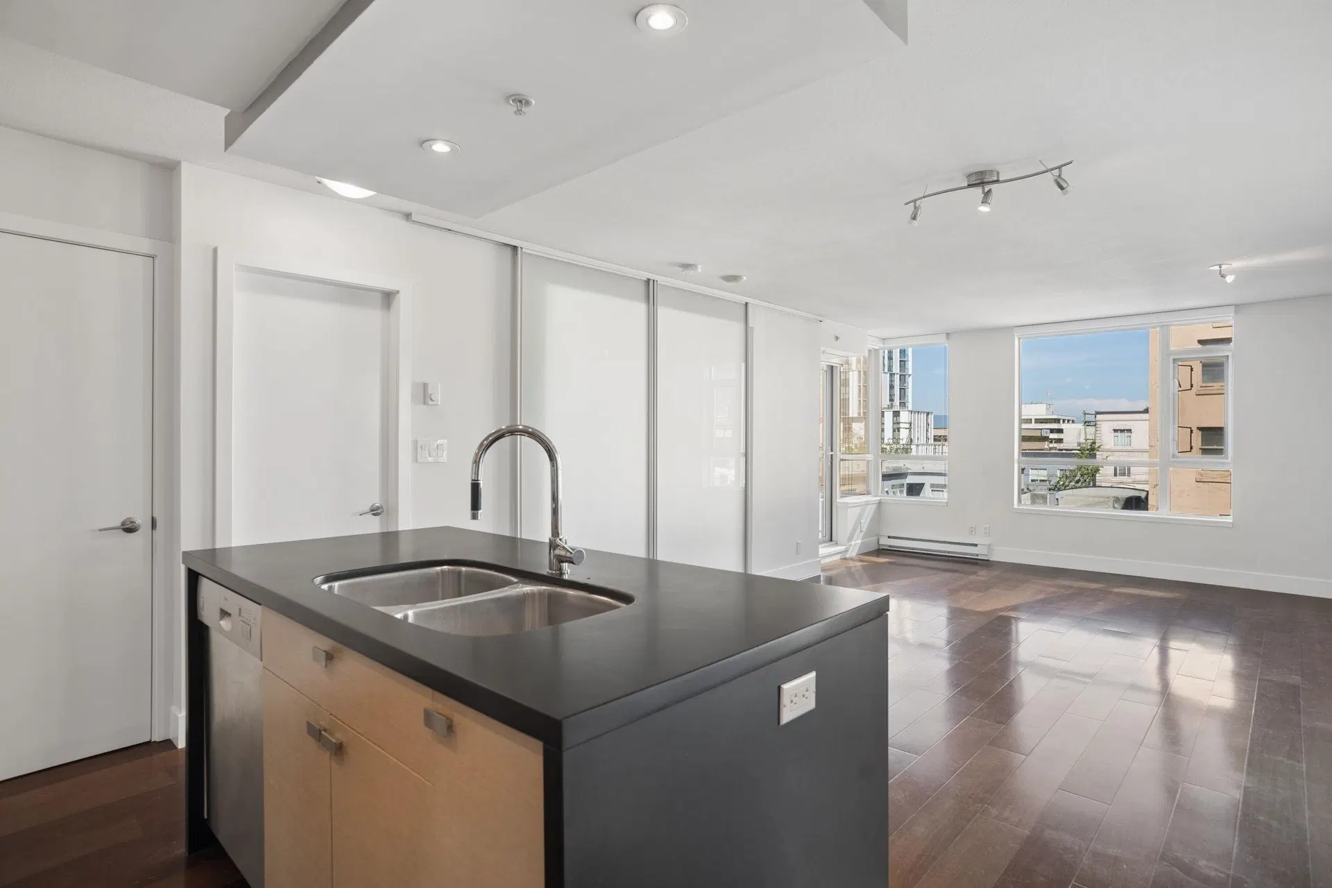 Photo 4 of 23 at #403 – 1530 W 8th Avenue