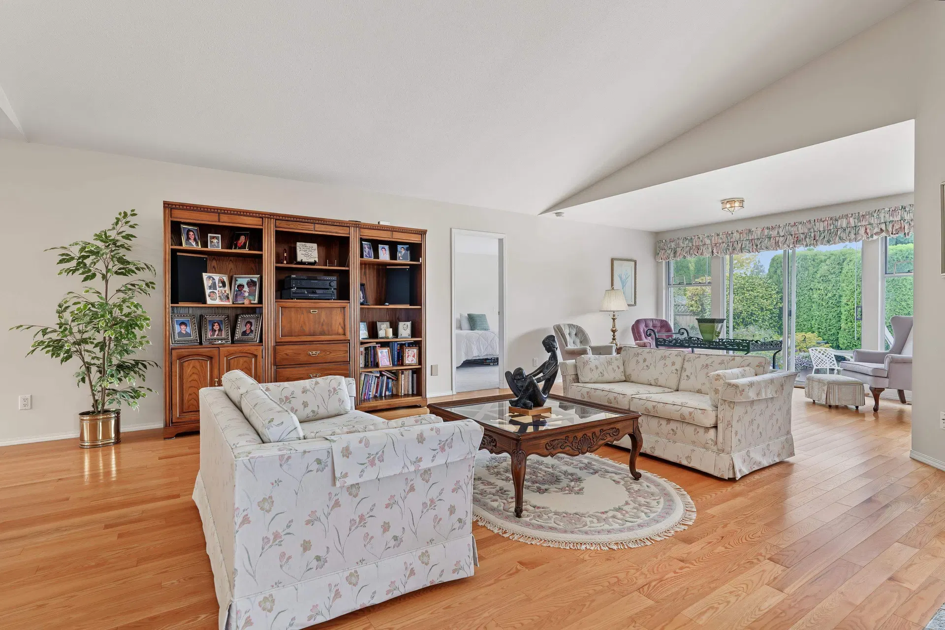 Photo 3 of 38 at 16155 16a Avenue
