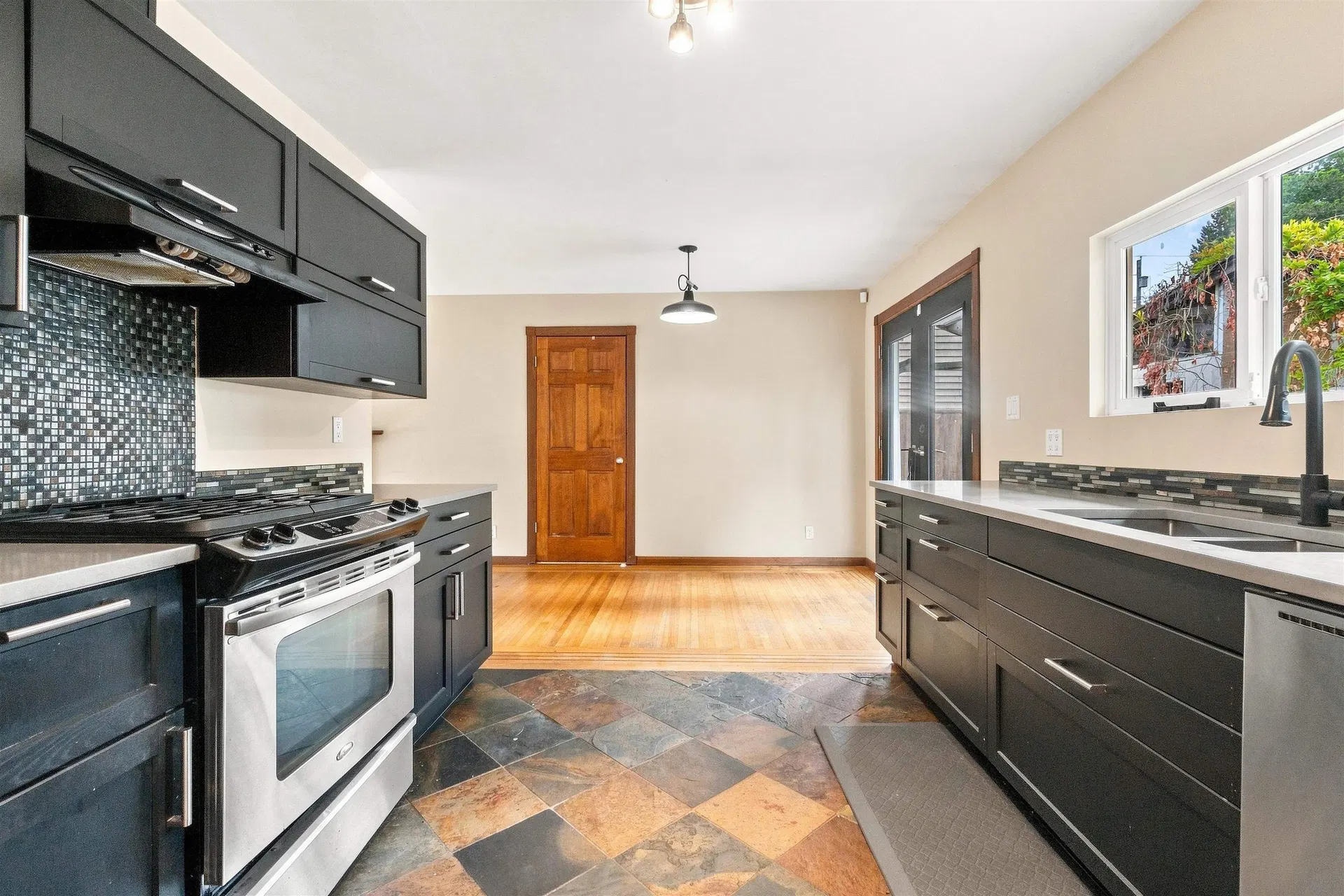 Photo 5 of 37 at 11530 95a Avenue