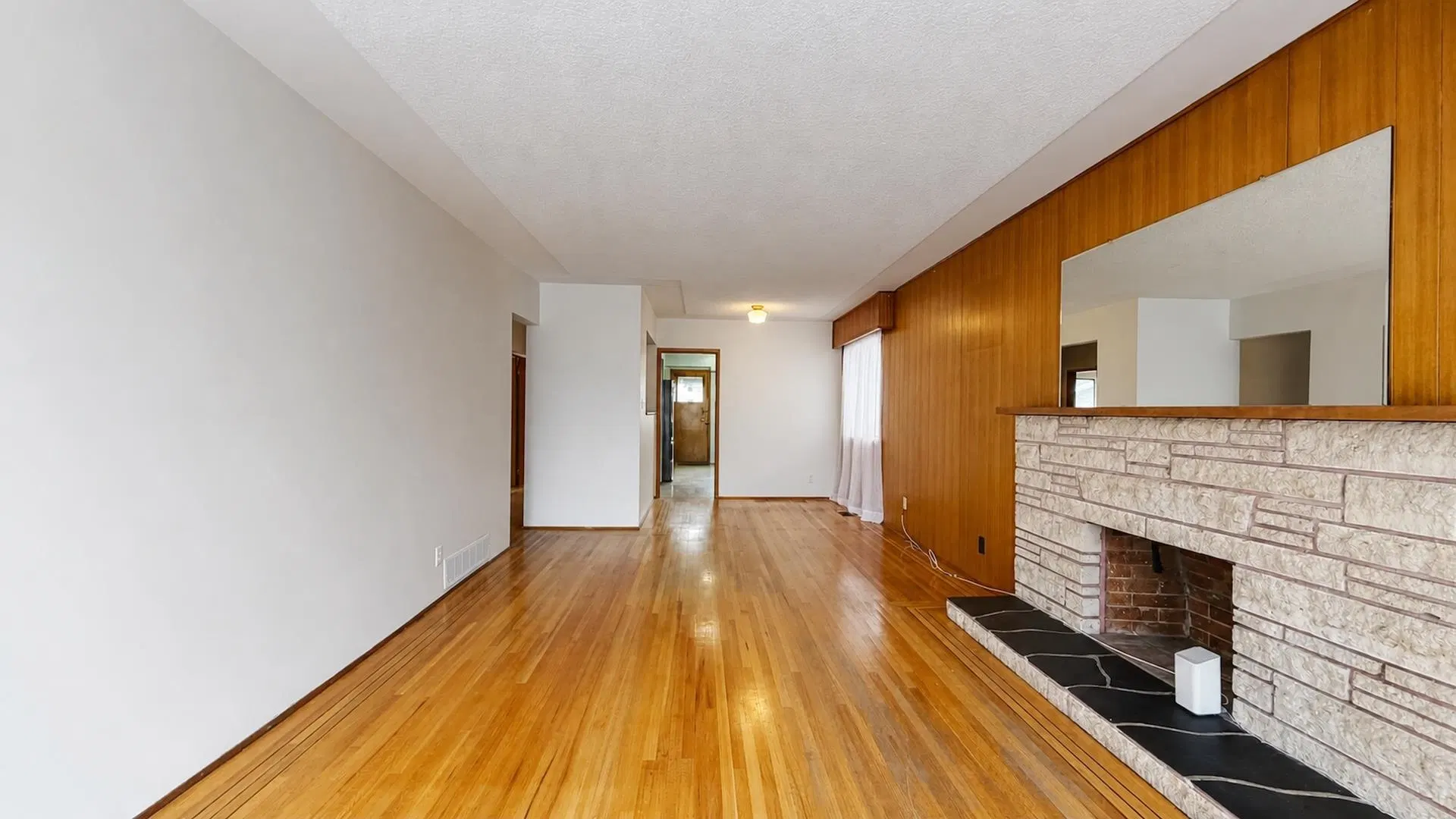 Photo 4 of 40 at 817 W 64th Avenue