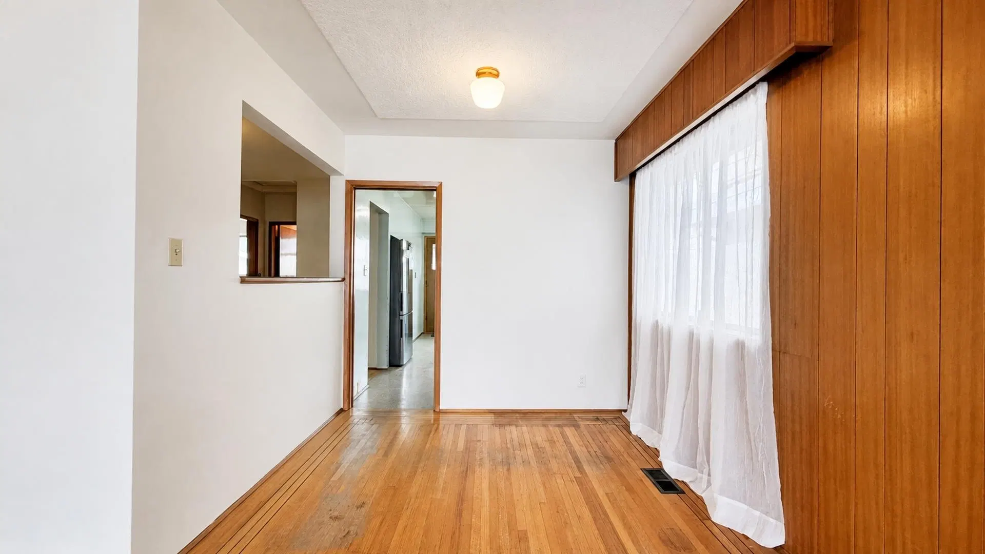 Photo 5 of 40 at 817 W 64th Avenue