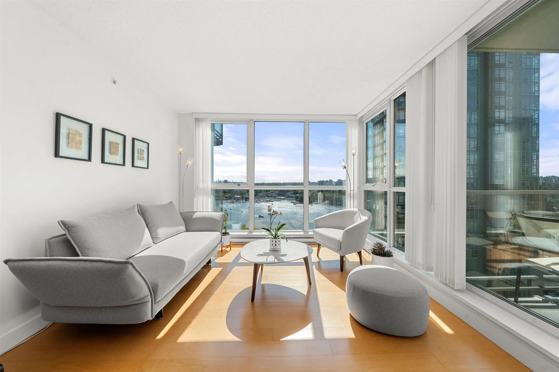 Photo 2 of 40 at #2002 – 1408 Strathmore Mews