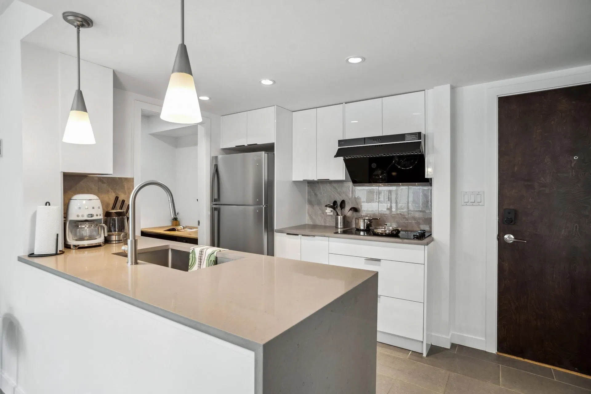 Photo 3 of 15 at #605 – 618 Abbott Street
