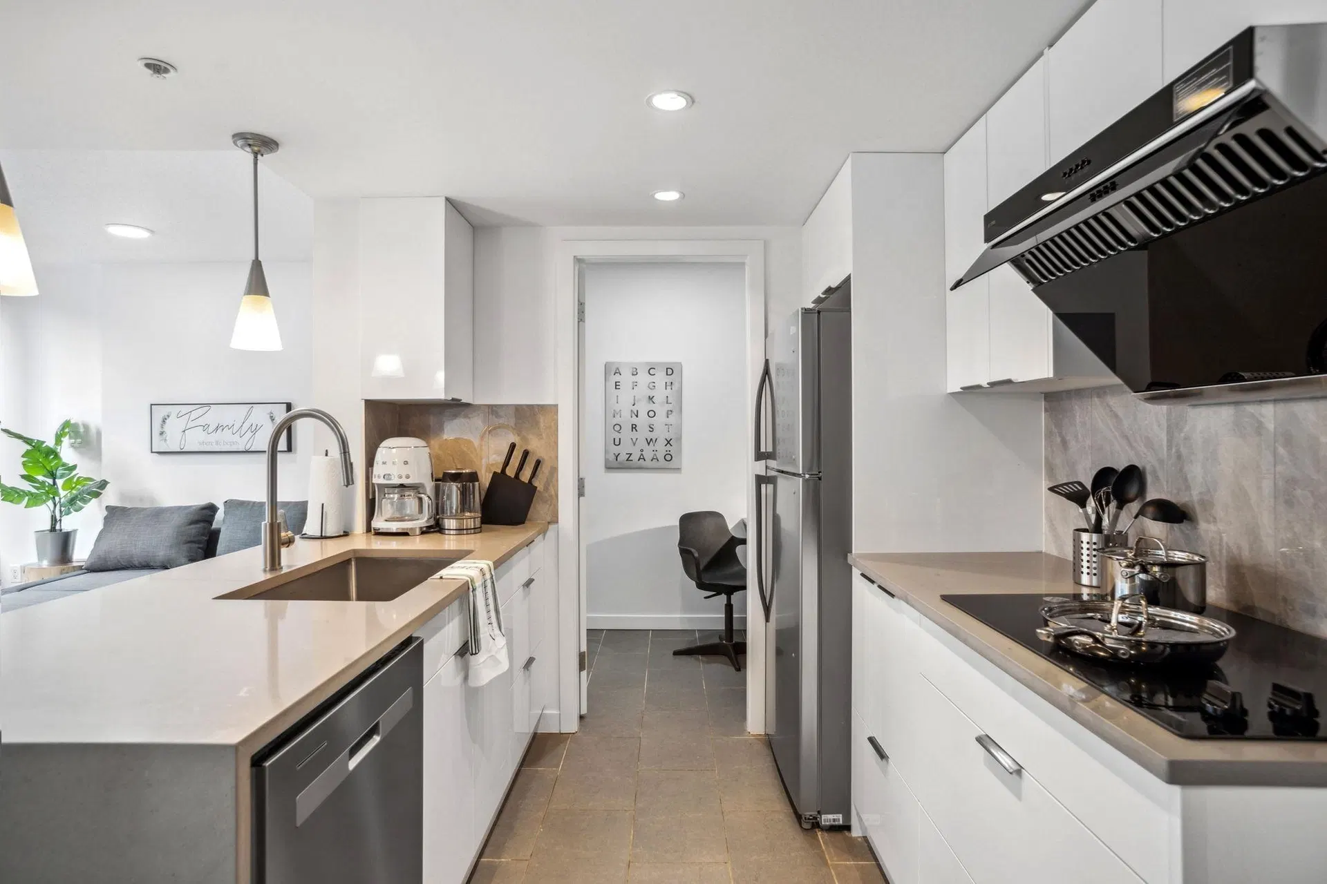 Photo 5 of 15 at #605 – 618 Abbott Street