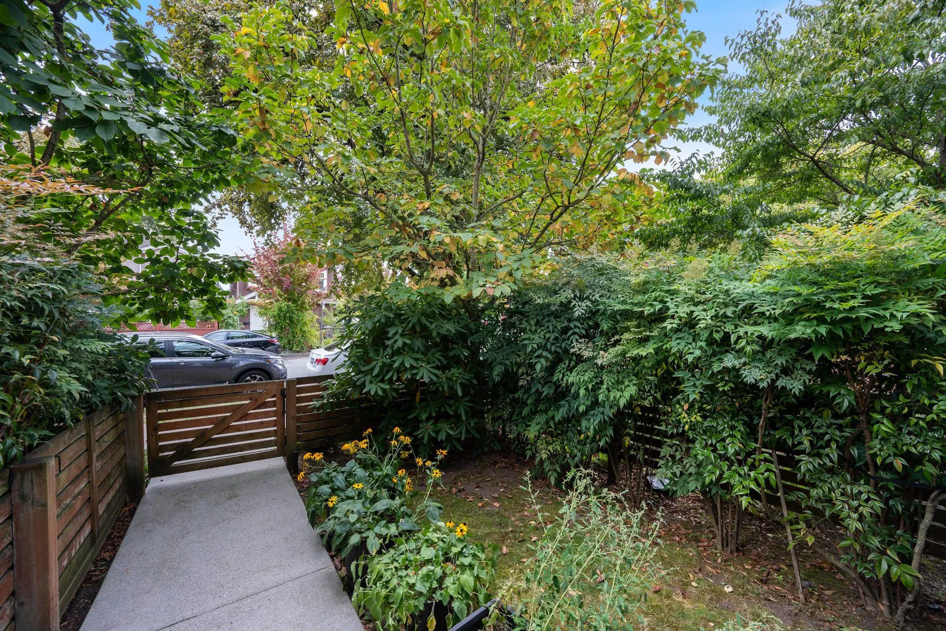 Photo 3 of 40 at 501 E 44th Avenue
