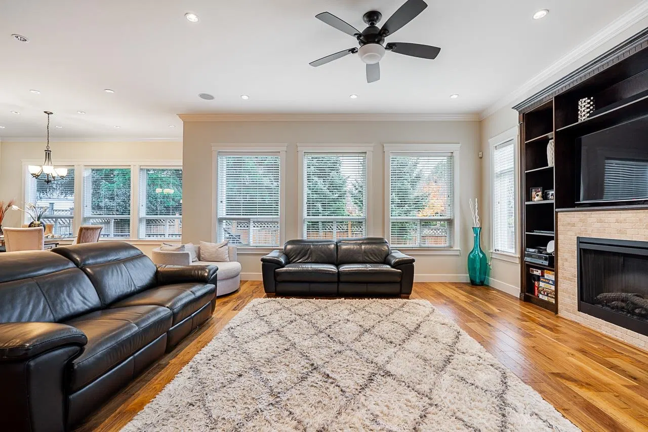 Photo 5 of 35 at 16302 25 Avenue