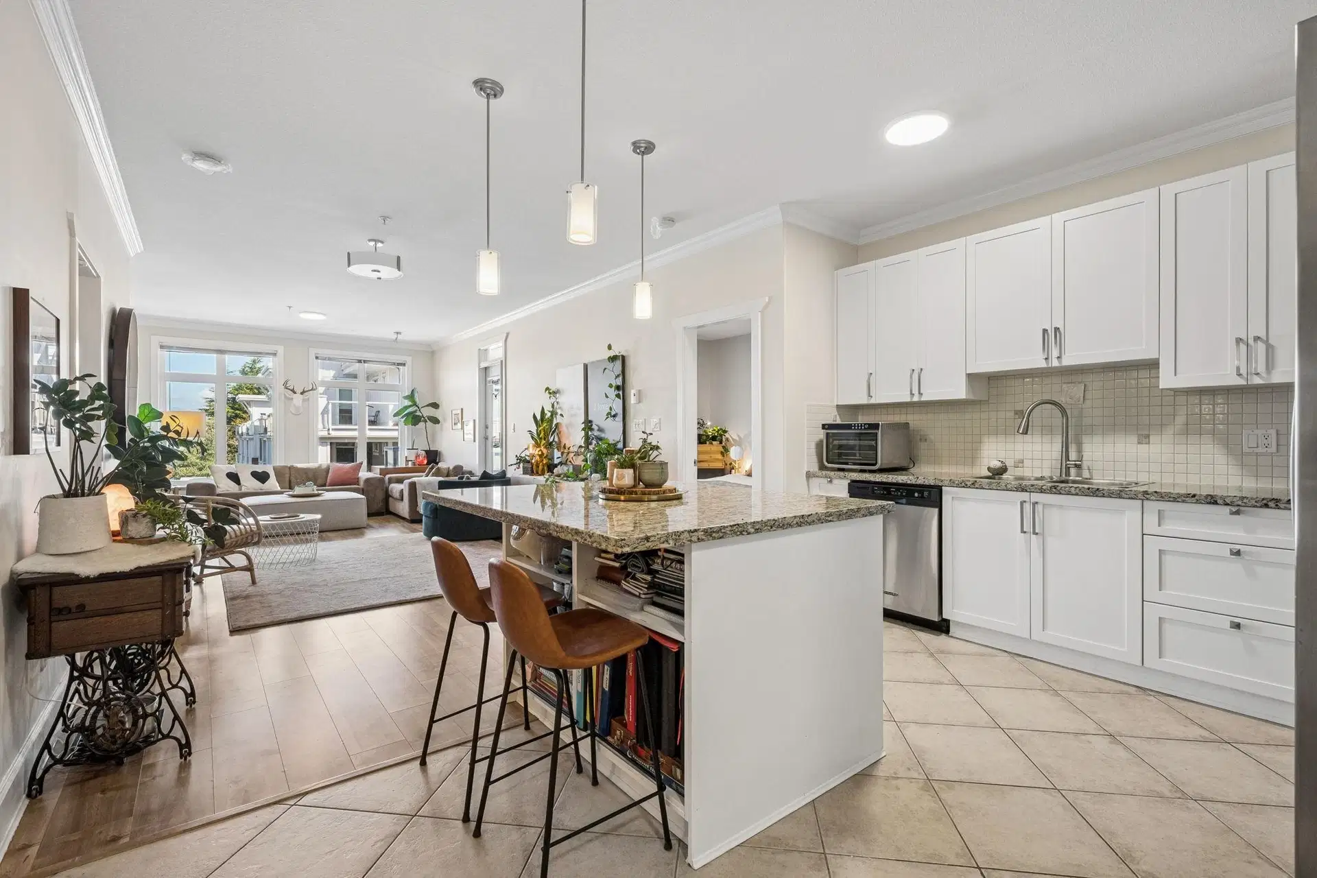 #305 – 4111 Bayview Street