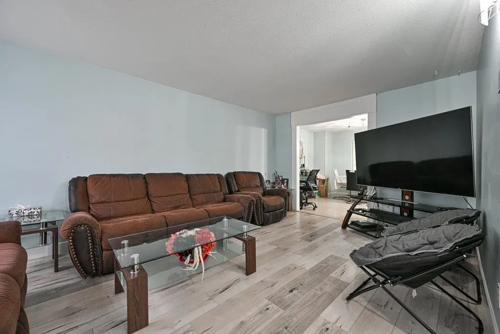 Photo 3 of 26 at 14346 68b Avenue