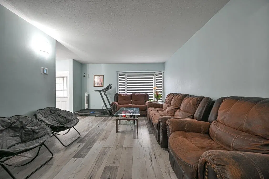 Photo 4 of 26 at 14346 68b Avenue