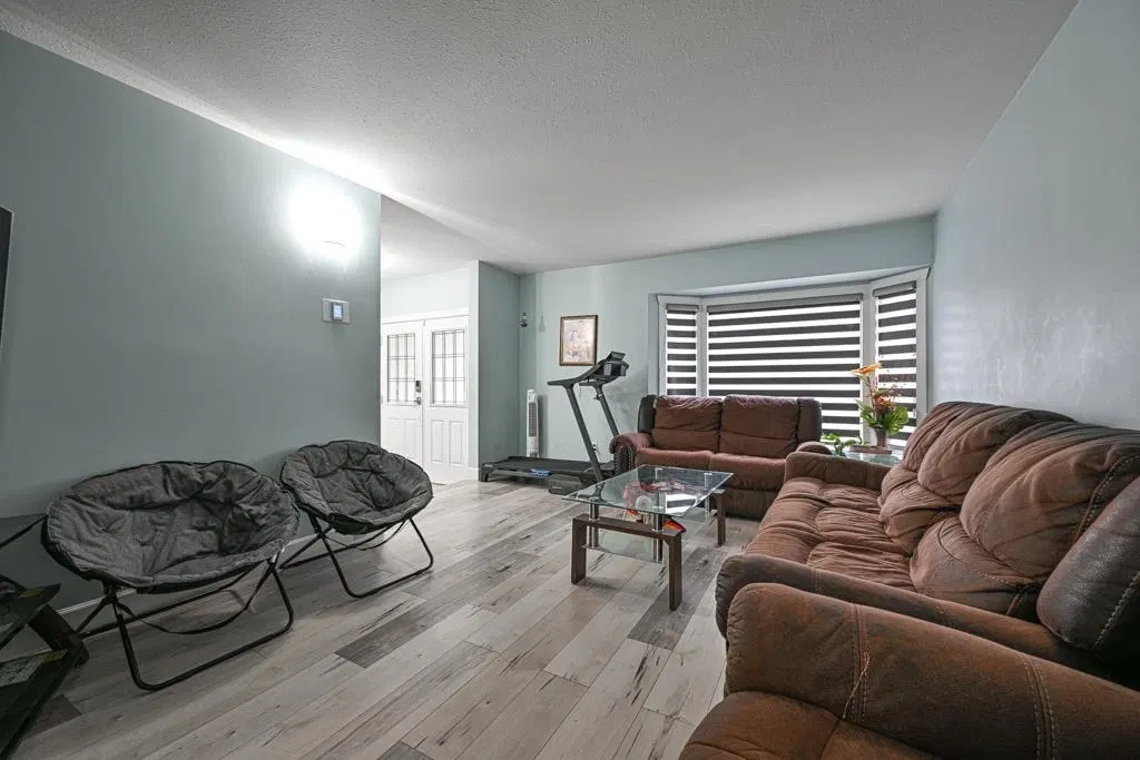 Photo 5 of 26 at 14346 68b Avenue