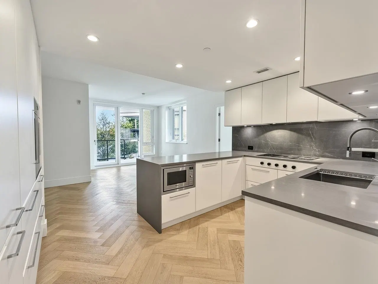 Photo 4 of 30 at #203 – 4685 Cambie Street