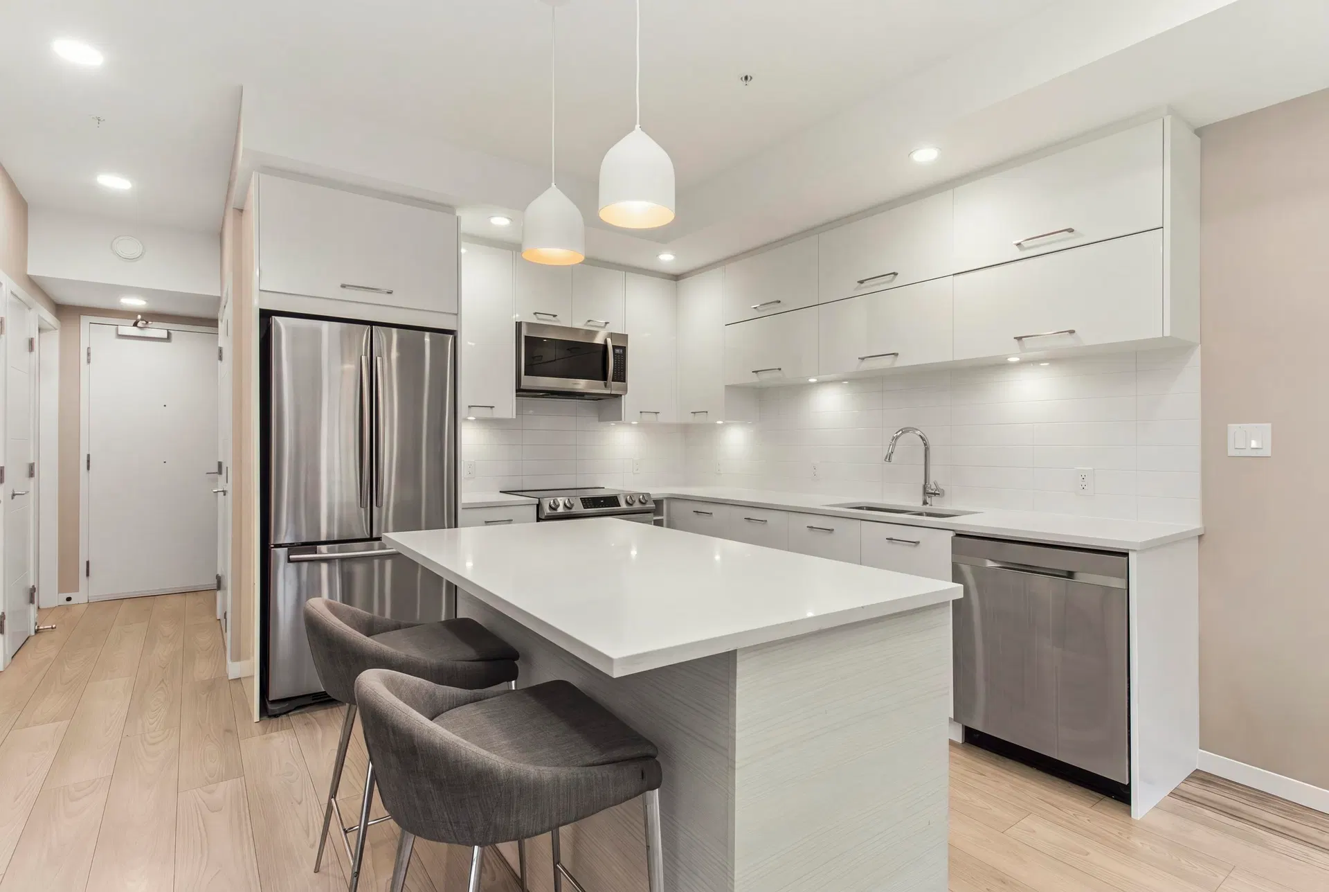 Photo 4 of 18 at #309 – 38033 Second Avenue