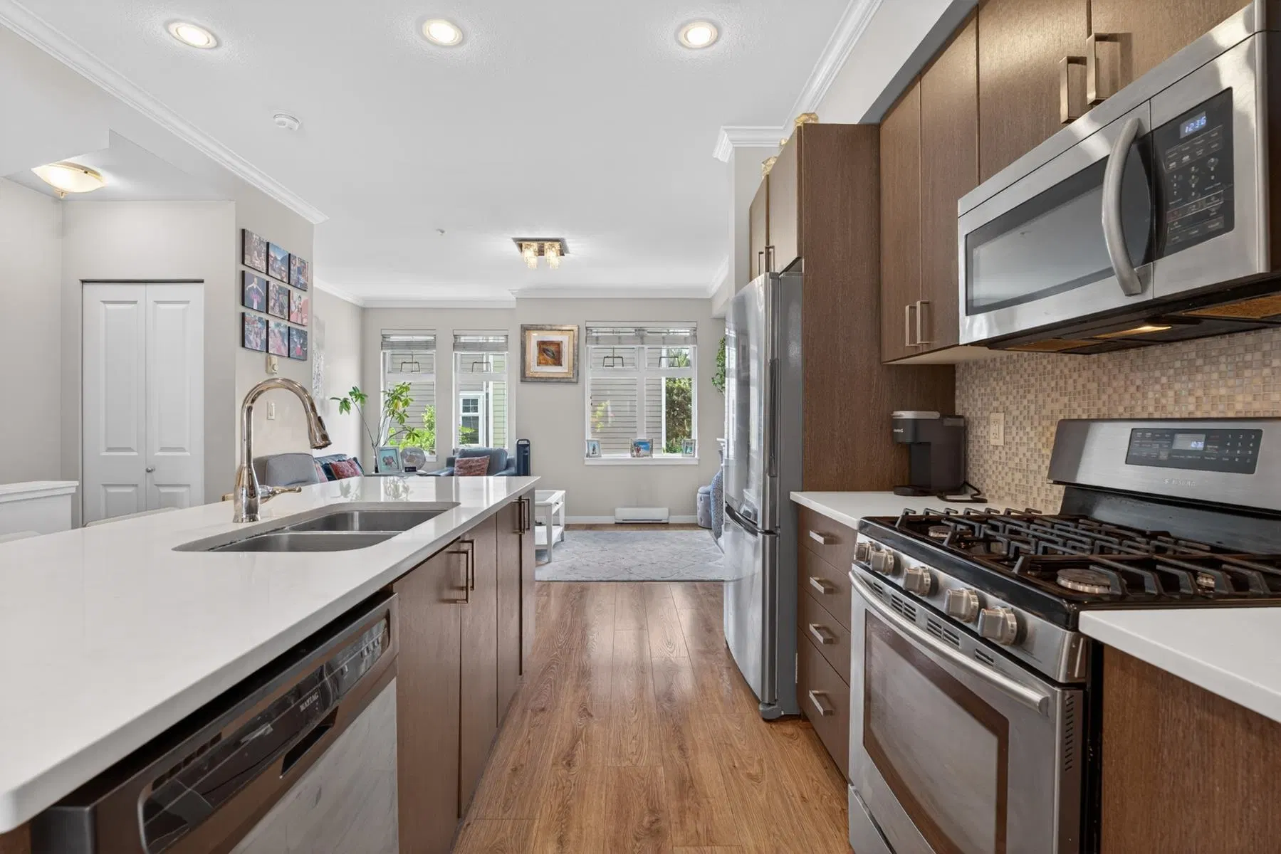 Photo 2 of 40 at #14 – 1111 Ewen Avenue