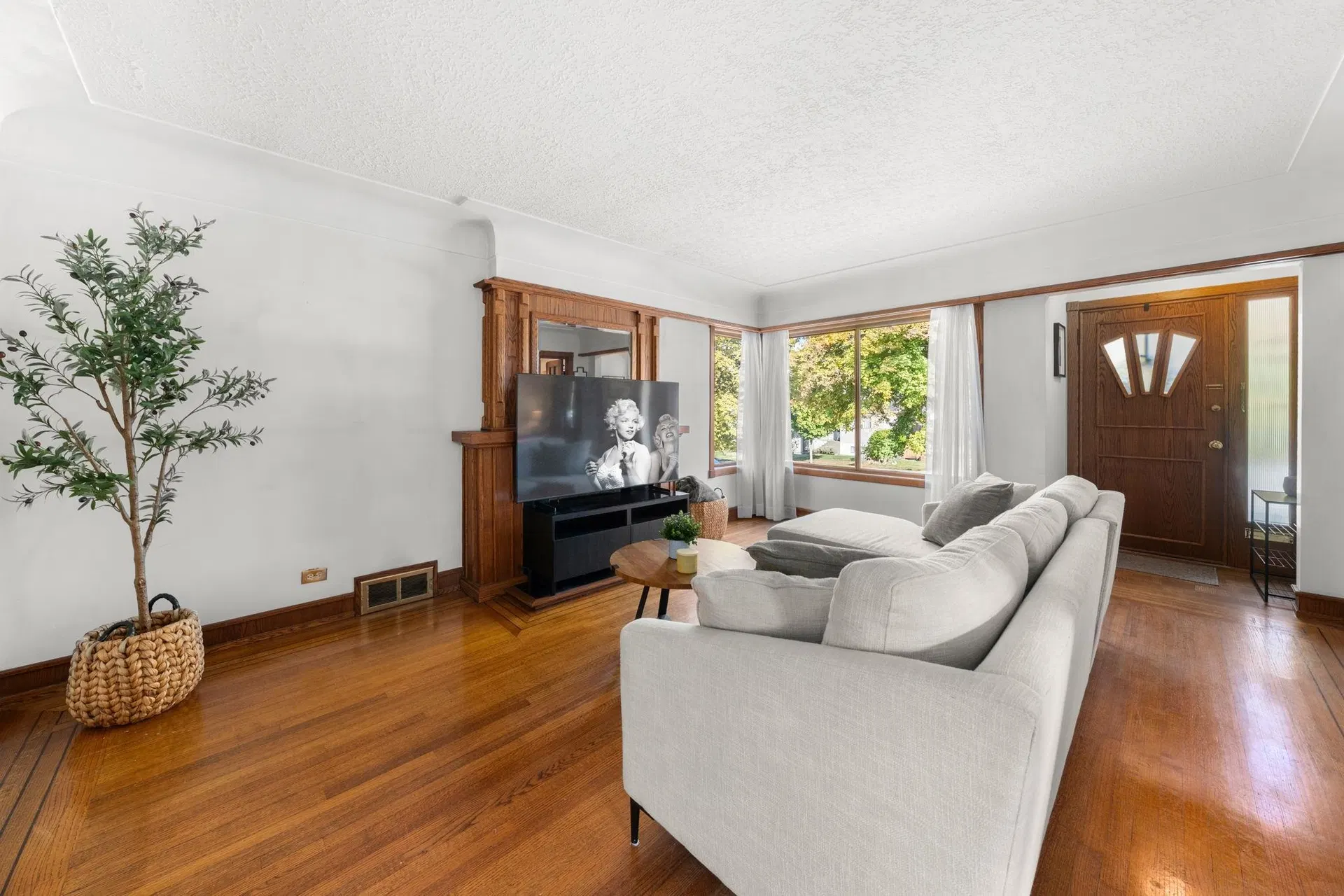Photo 4 of 40 at 2554 Adanac Street