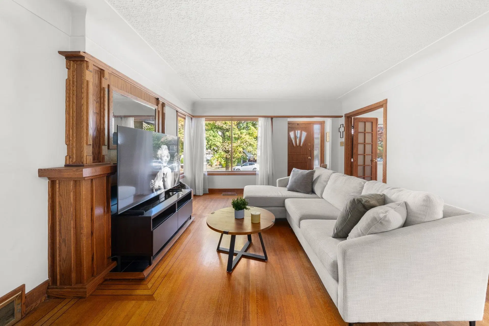 Photo 5 of 40 at 2554 Adanac Street