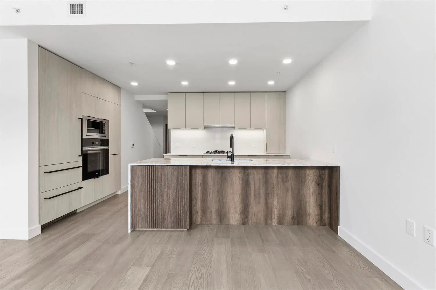 Photo 5 of 29 at #304 – 3590 W 39th Avenue