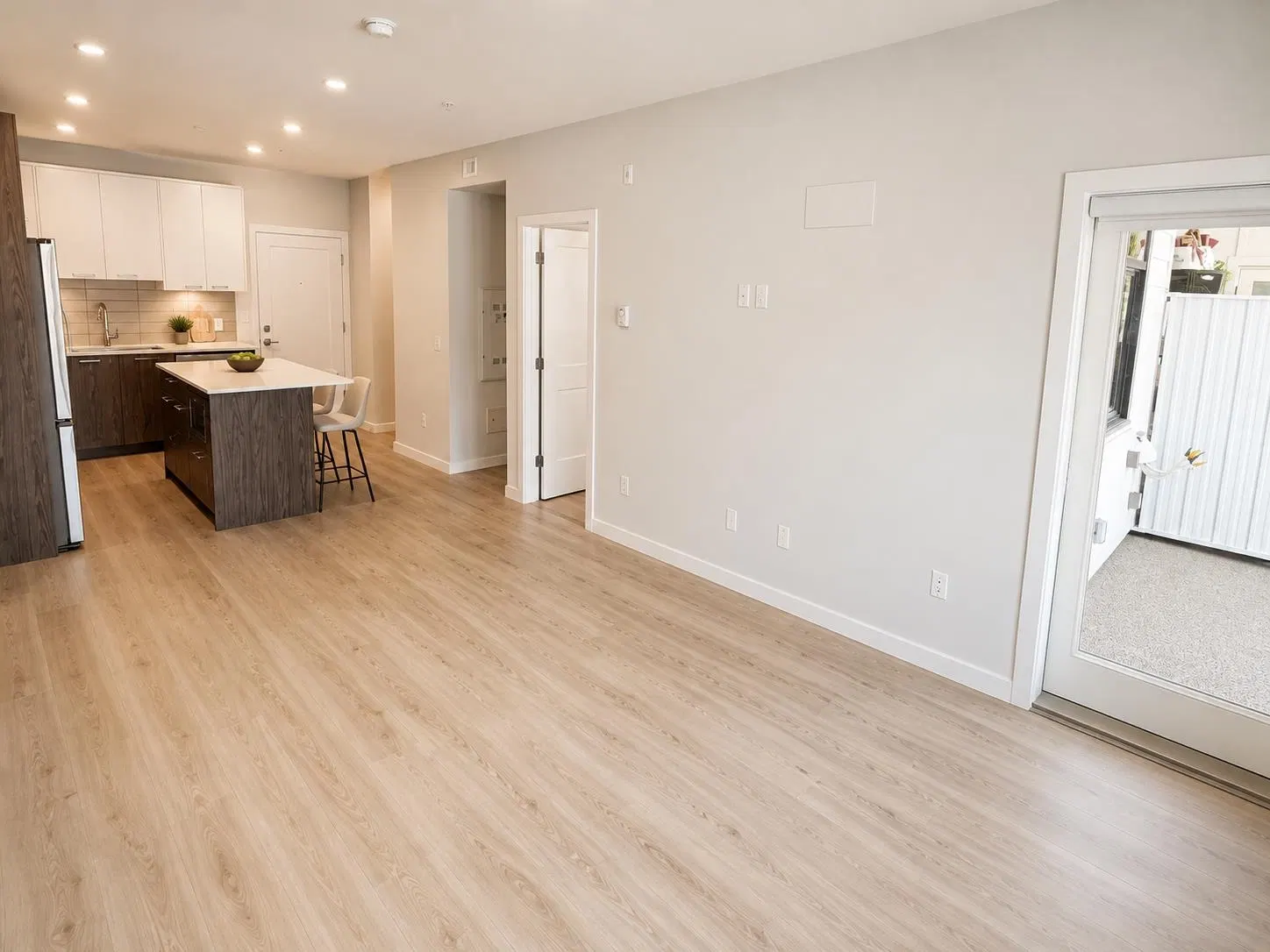 Photo 4 of 40 at #514 – 3317 148 Street