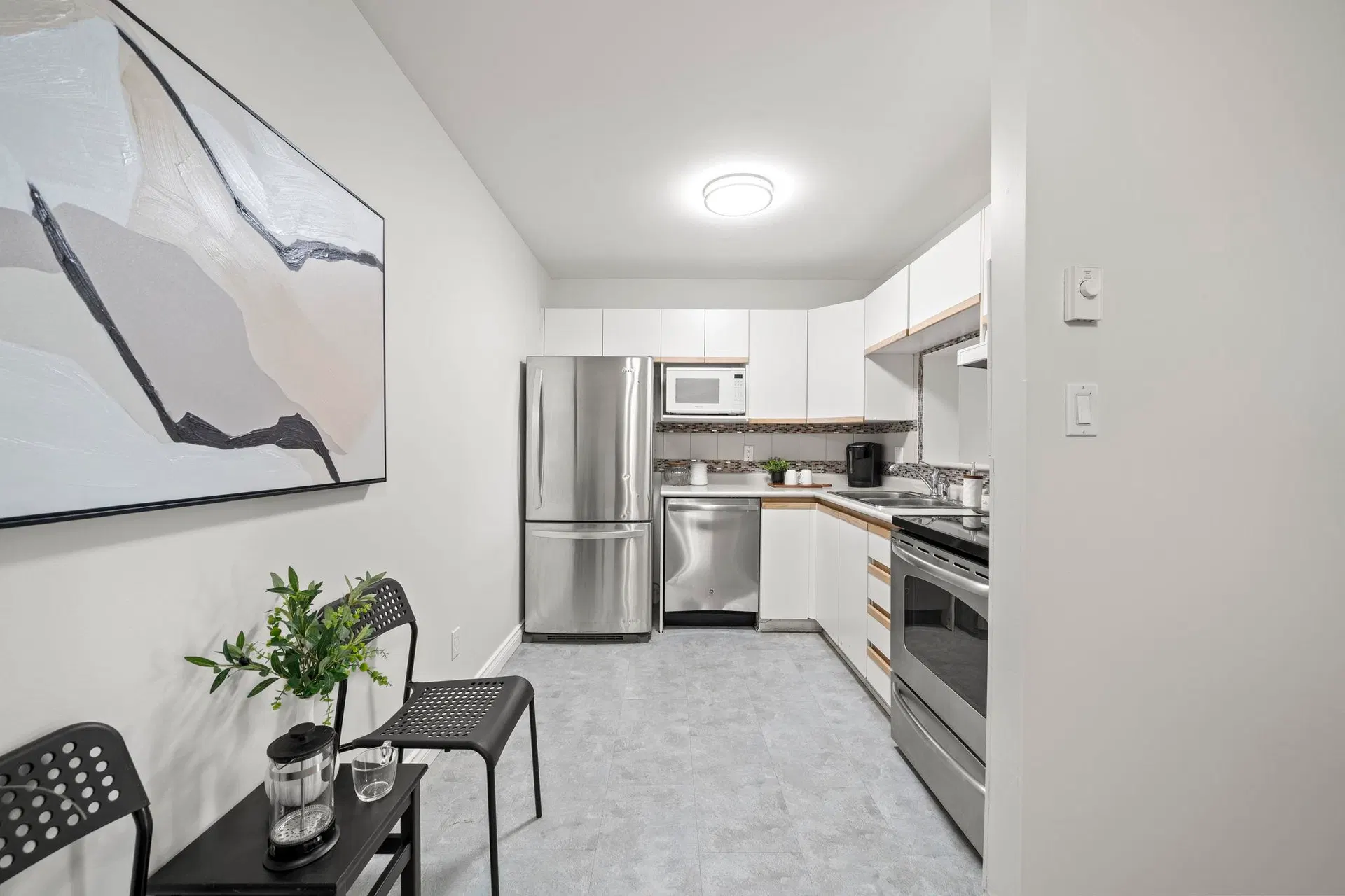 Photo 4 of 35 at #304 – 15809 Marine Drive