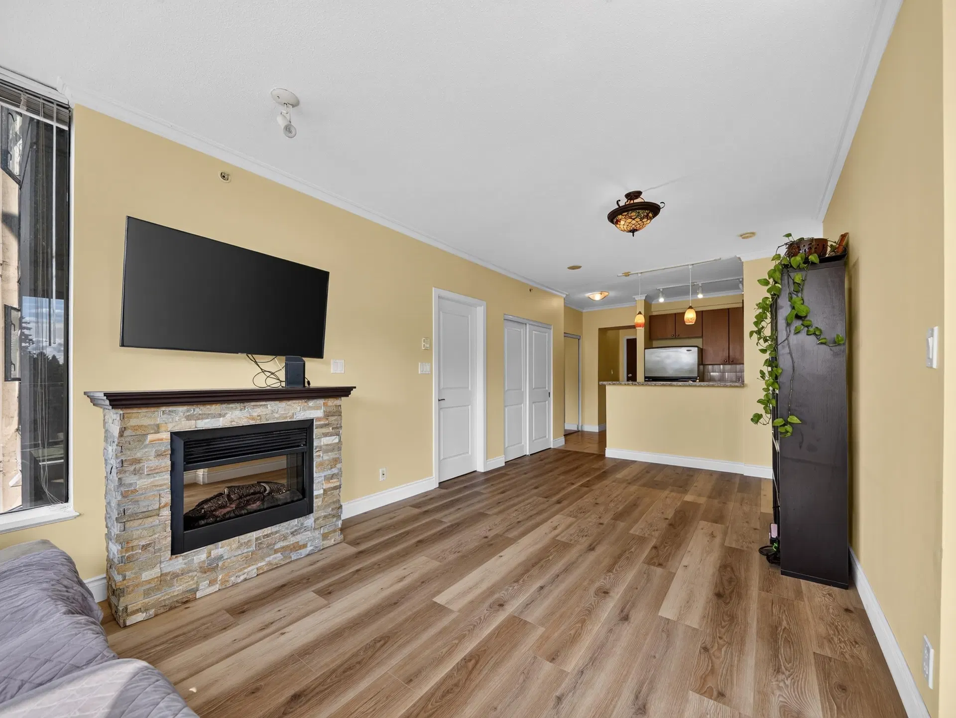 Photo 3 of 40 at #1101 – 11 E Royal Avenue