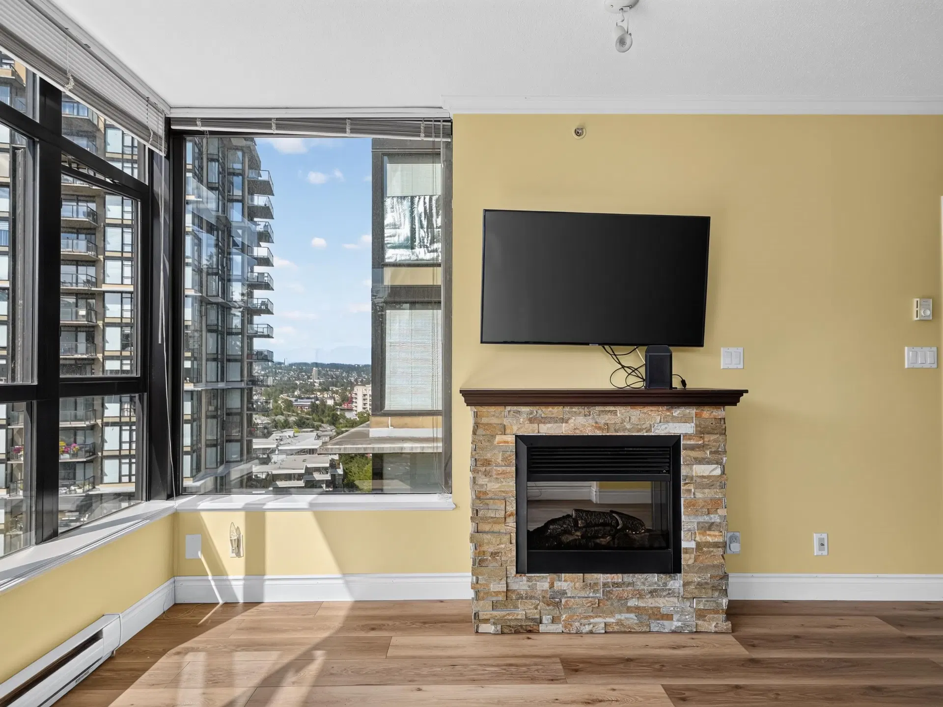 Photo 4 of 40 at #1101 – 11 E Royal Avenue