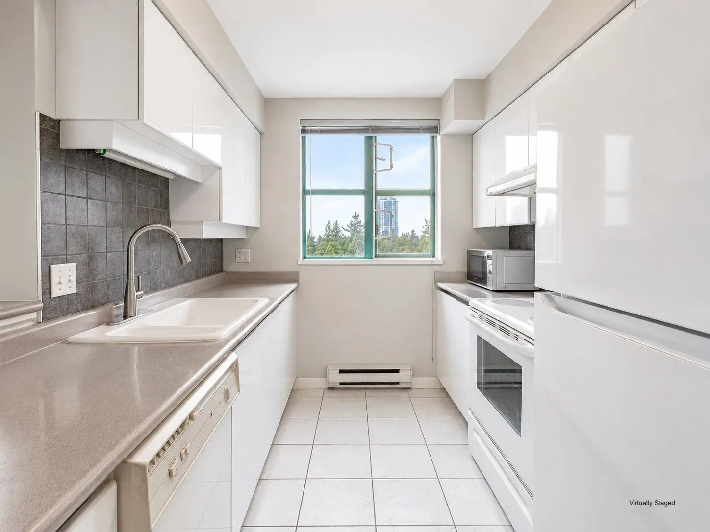 Photo 4 of 19 at #1704 – 3071 Glen Drive