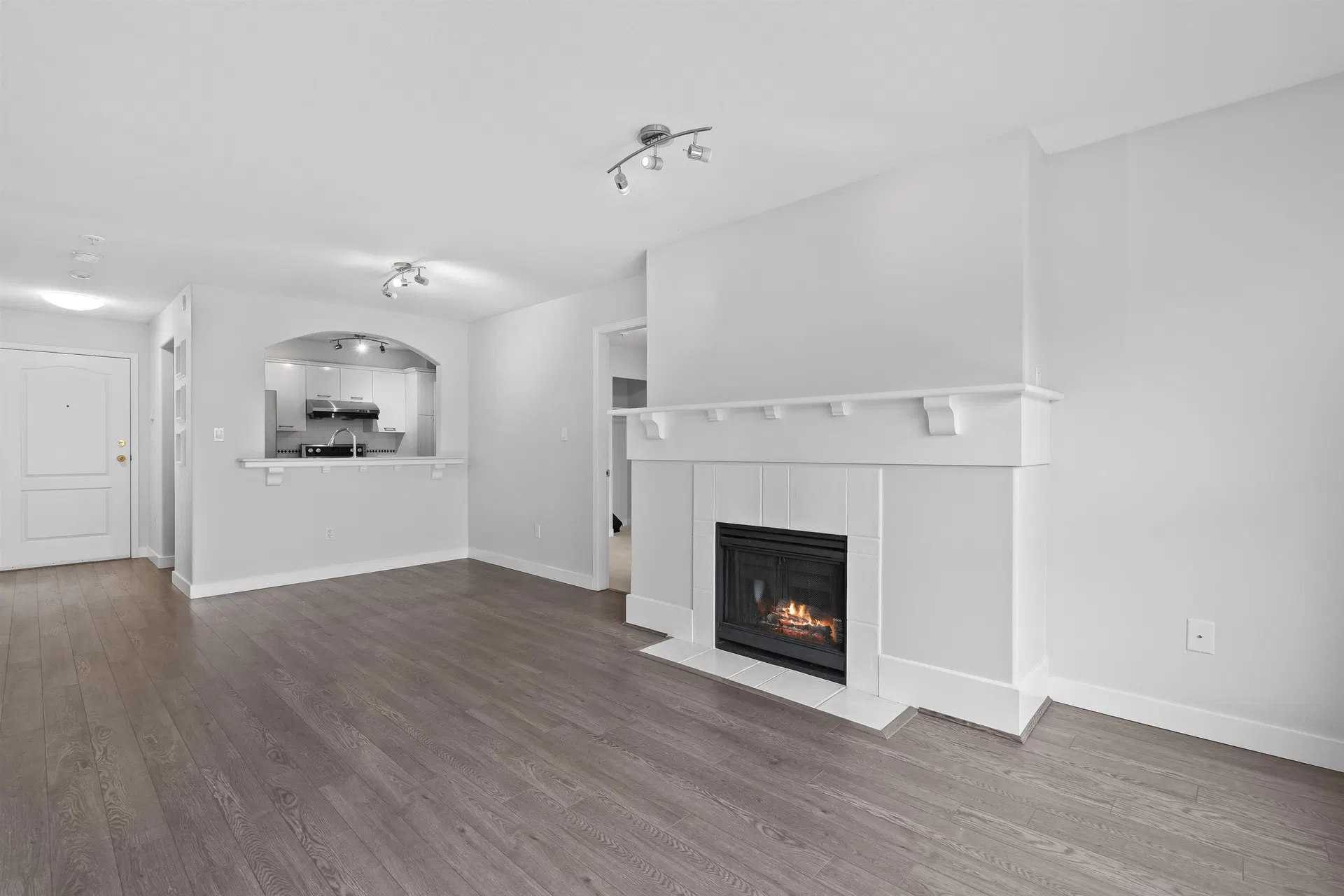 Photo 4 of 33 at #304 – 5500 Lynas Lane