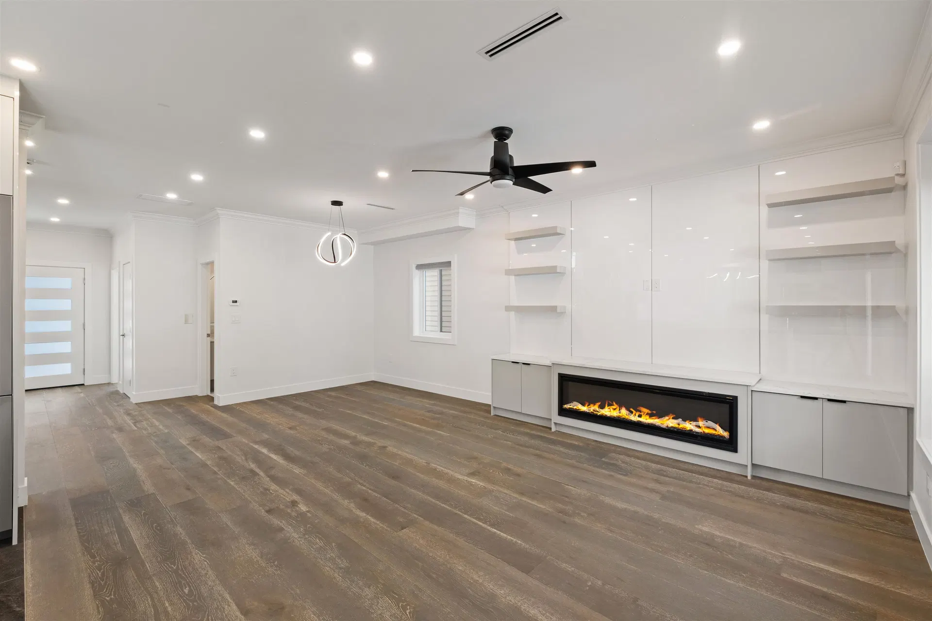 Photo 5 of 25 at 812 Montroyal Boulevard