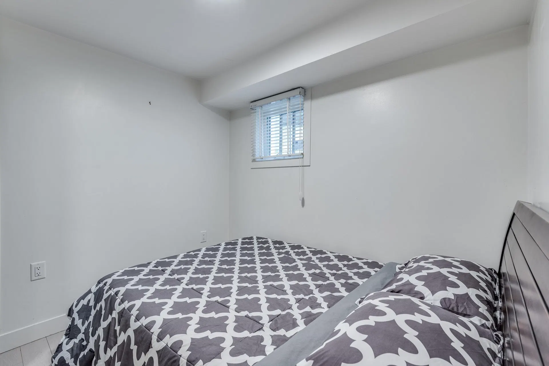 Photo 5 of 14 at #003 – 1425 Haro Street