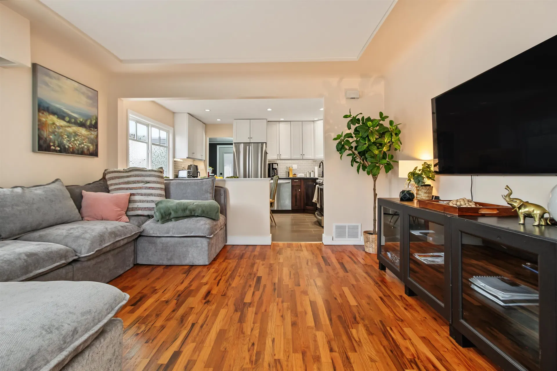 Photo 5 of 40 at 920 Chilliwack Street