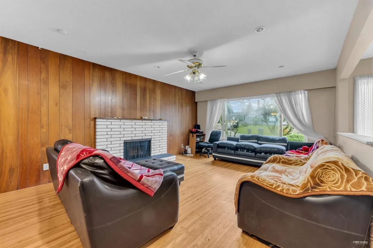 Photo 4 of 23 at 12521 Grove Crescent