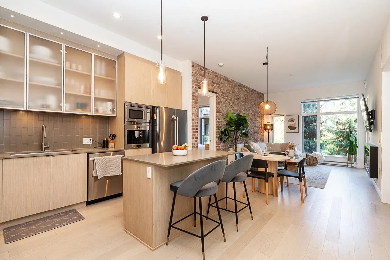 Photo 2 of 37 at #208 – 262 Salter Street