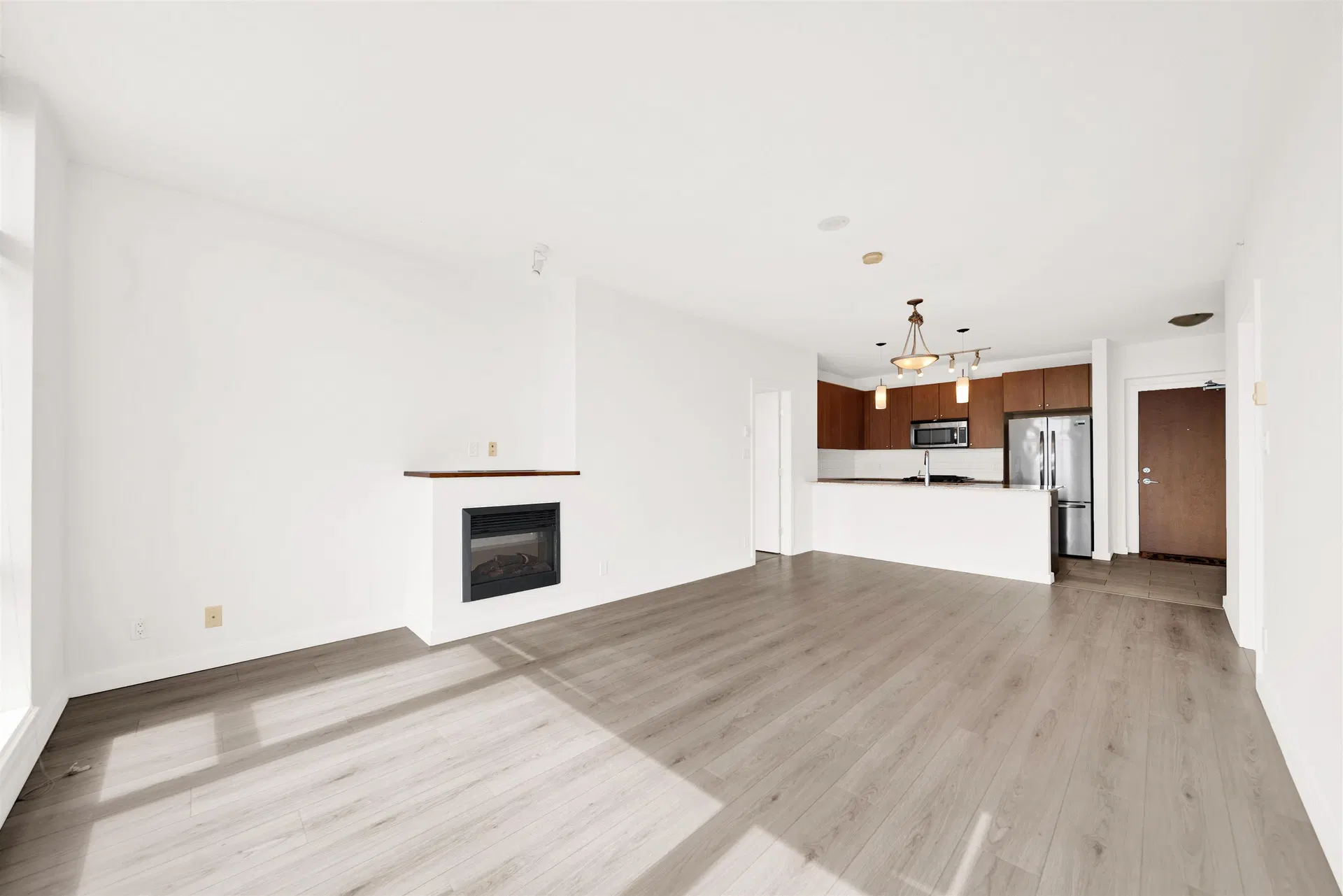 Photo 3 of 35 at #1005 – 280 Ross Drive