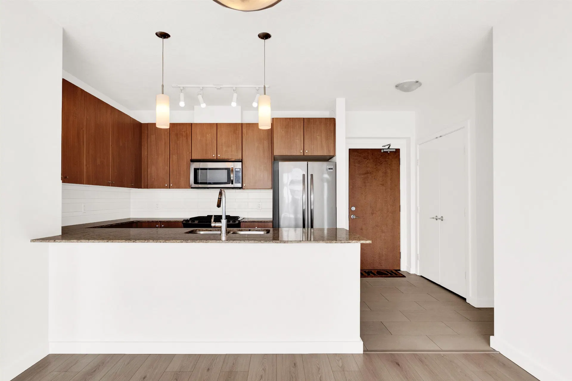 Photo 5 of 35 at #1005 – 280 Ross Drive
