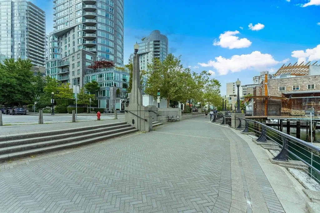 Photo 3 of 38 at #1506 – 1238 Melville Street