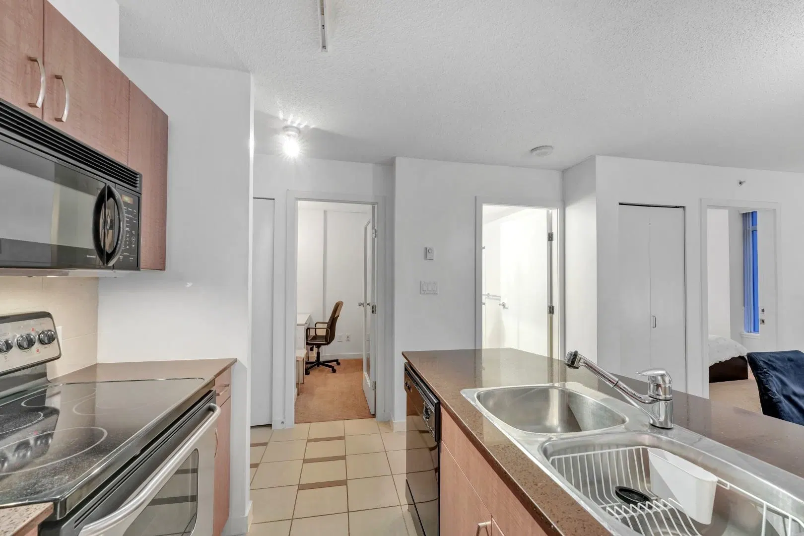 Photo 3 of 21 at #1506 – 610 Granville Street