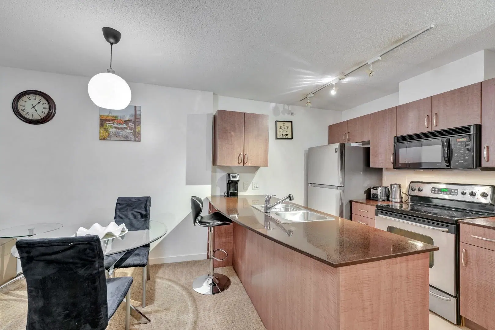 Photo 4 of 21 at #1506 – 610 Granville Street