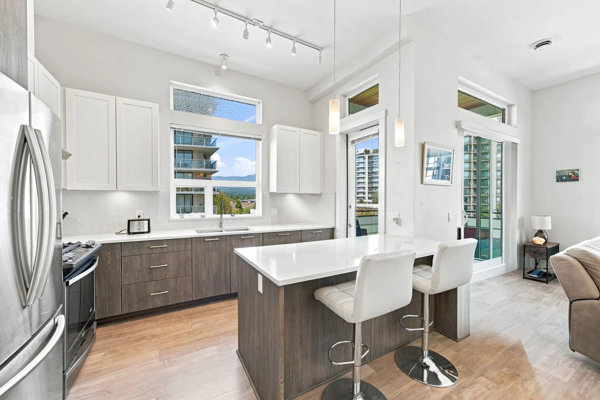 Photo 2 of 40 at #606 – 123 W 1st Street