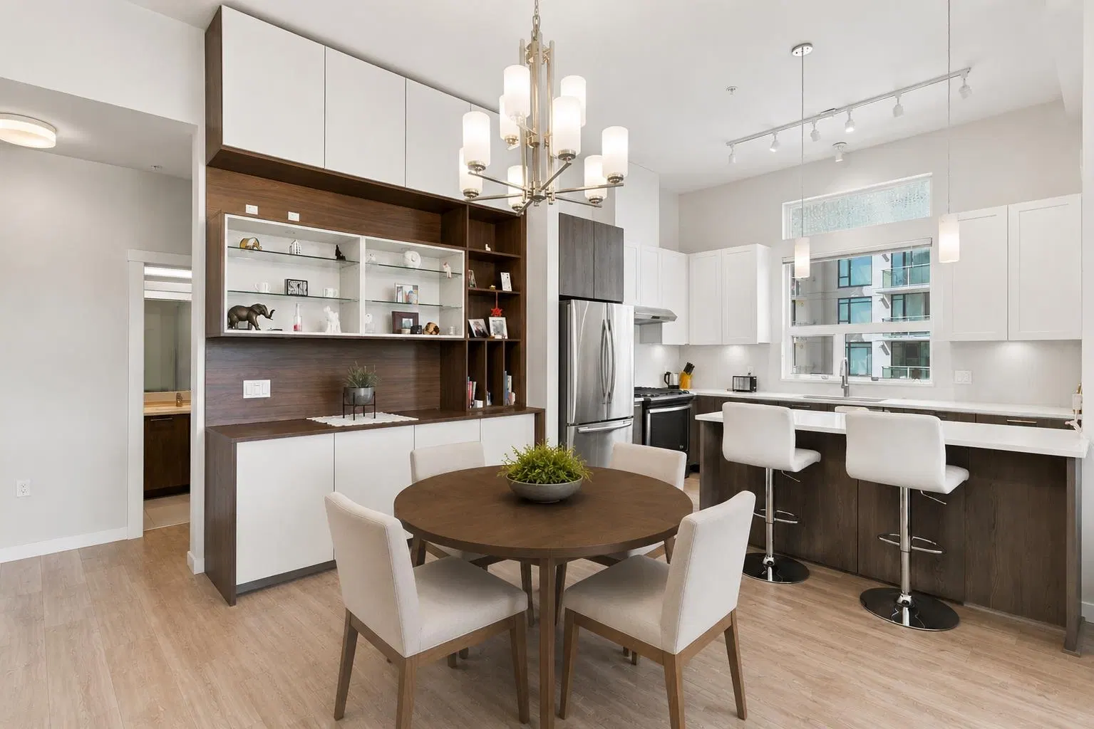 Photo 3 of 40 at #606 – 123 W 1st Street