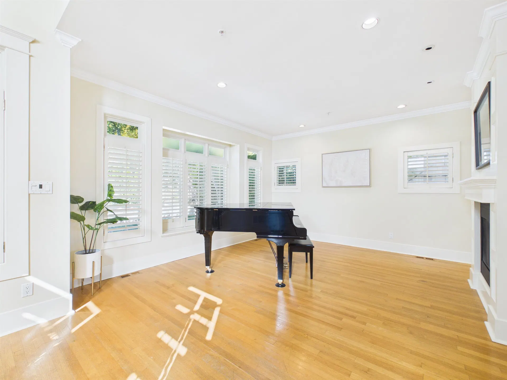 Photo 3 of 40 at 4420 Collingwood Street