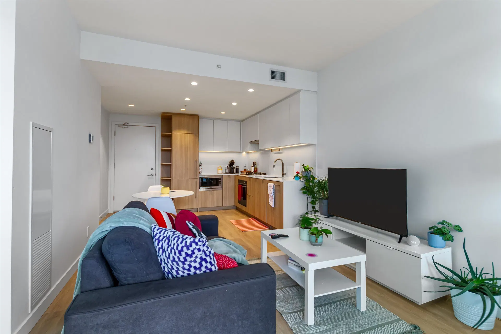 Photo 4 of 21 at #1707 – 505 Nelson Street