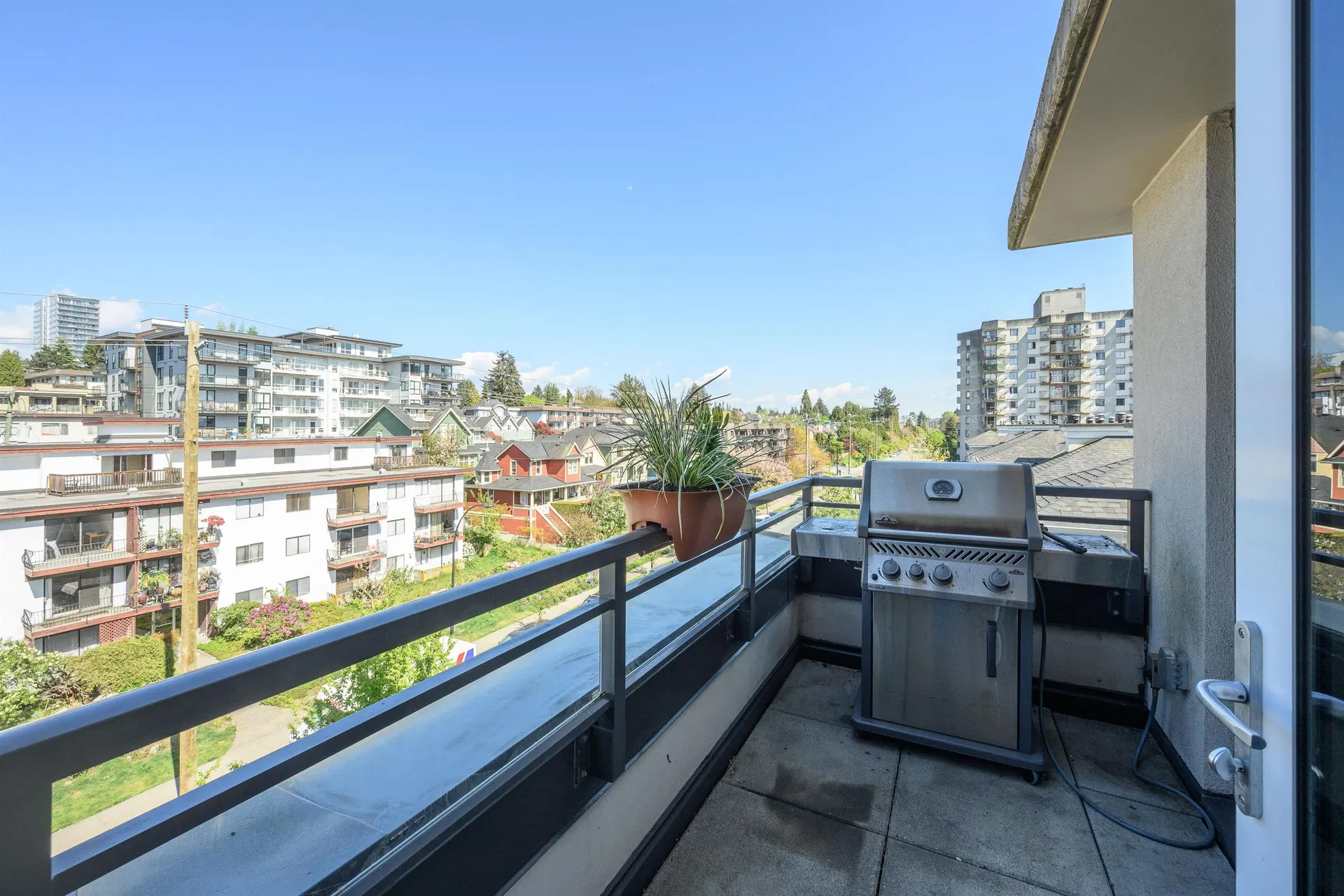 Photo 5 of 40 at #504 – 131 E 3rd Street