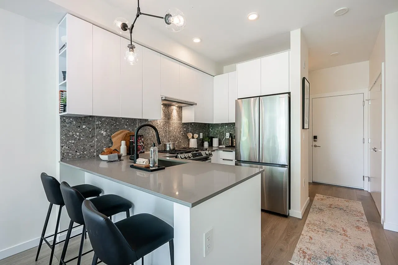 Photo 4 of 18 at #404 – 7936 206 Street