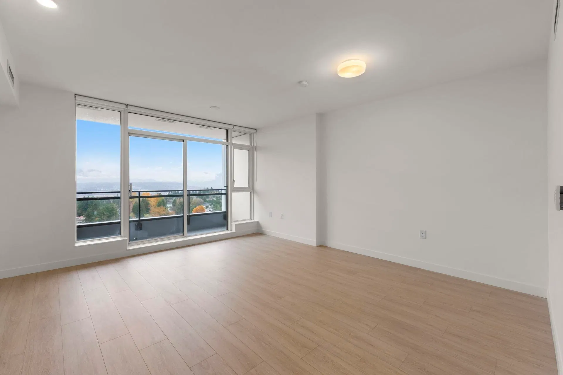 Photo 4 of 35 at #1810 – 13675 107a Avenue