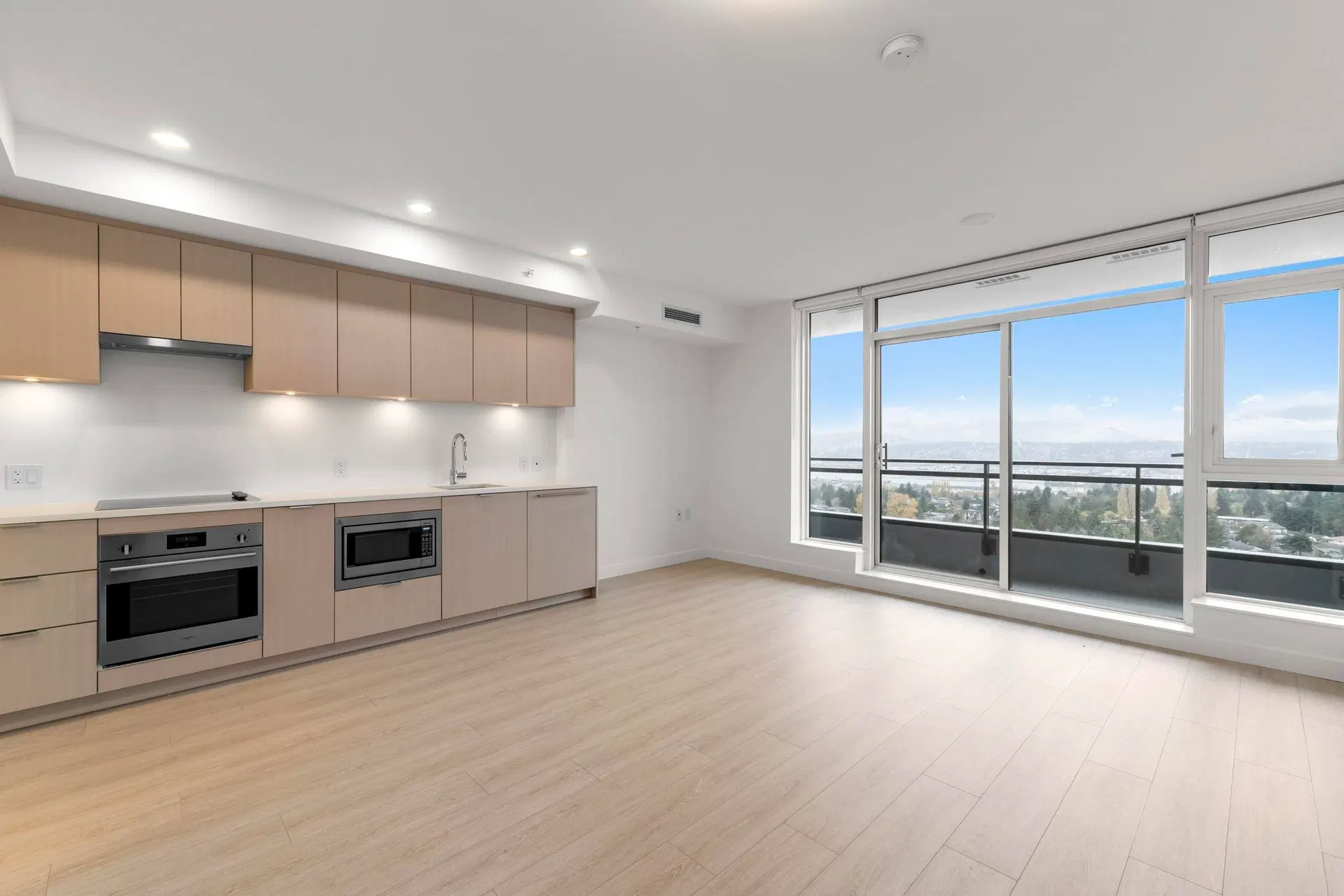Photo 5 of 35 at #1810 – 13675 107a Avenue