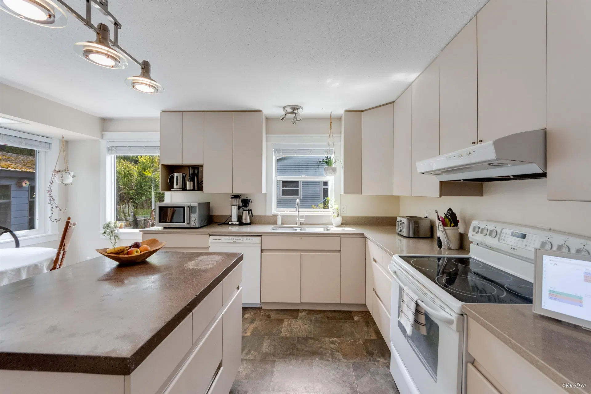 Photo 3 of 40 at 38582 Westway Avenue