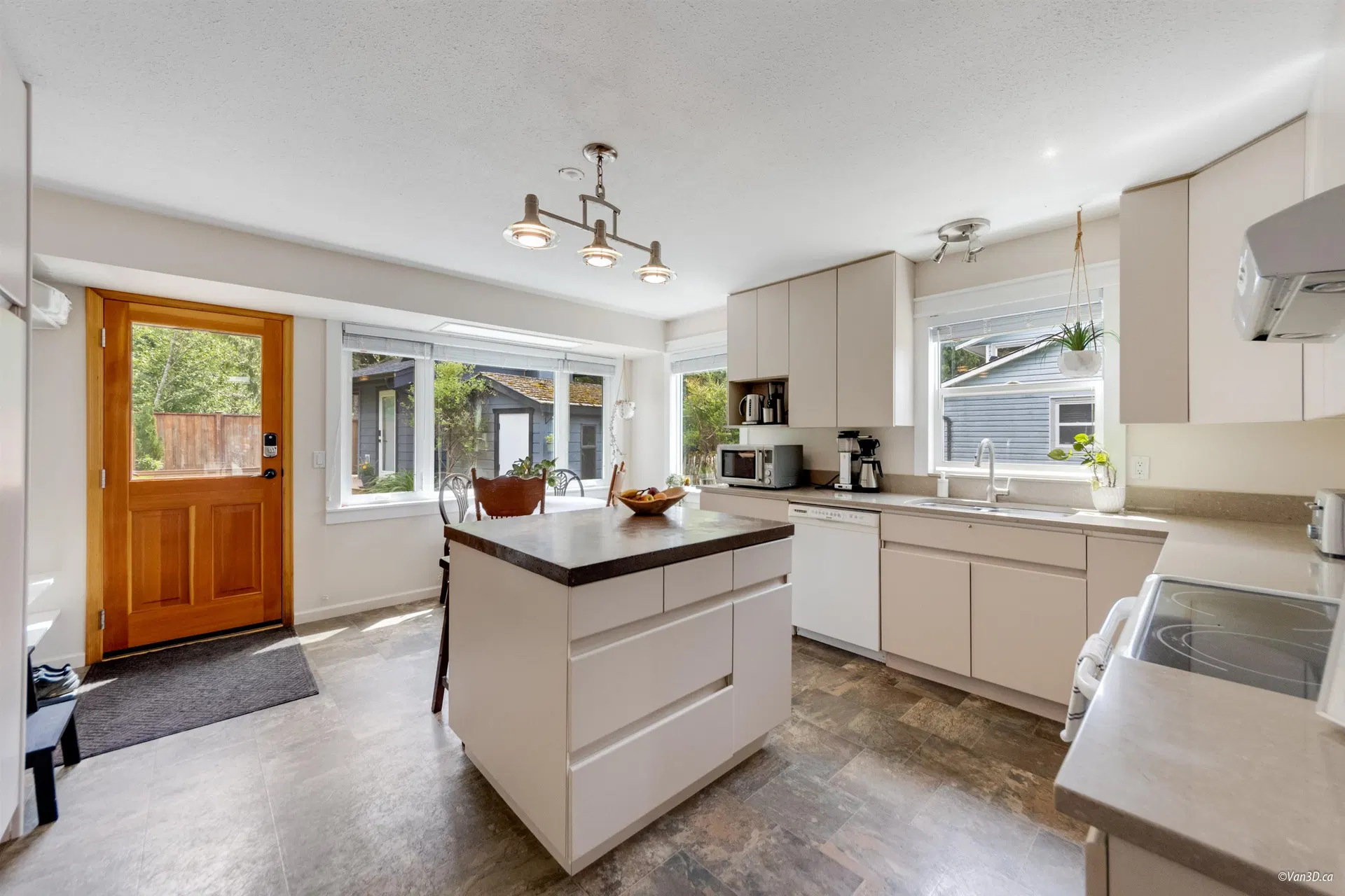 Photo 5 of 40 at 38582 Westway Avenue