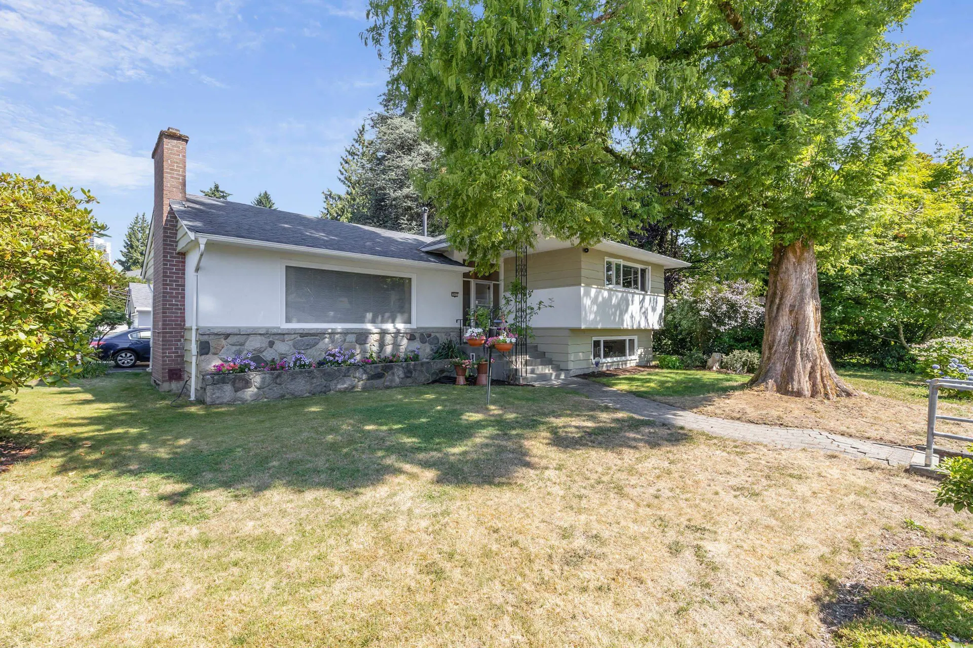 Photo 1 of 30 at 541 Cochrane Avenue